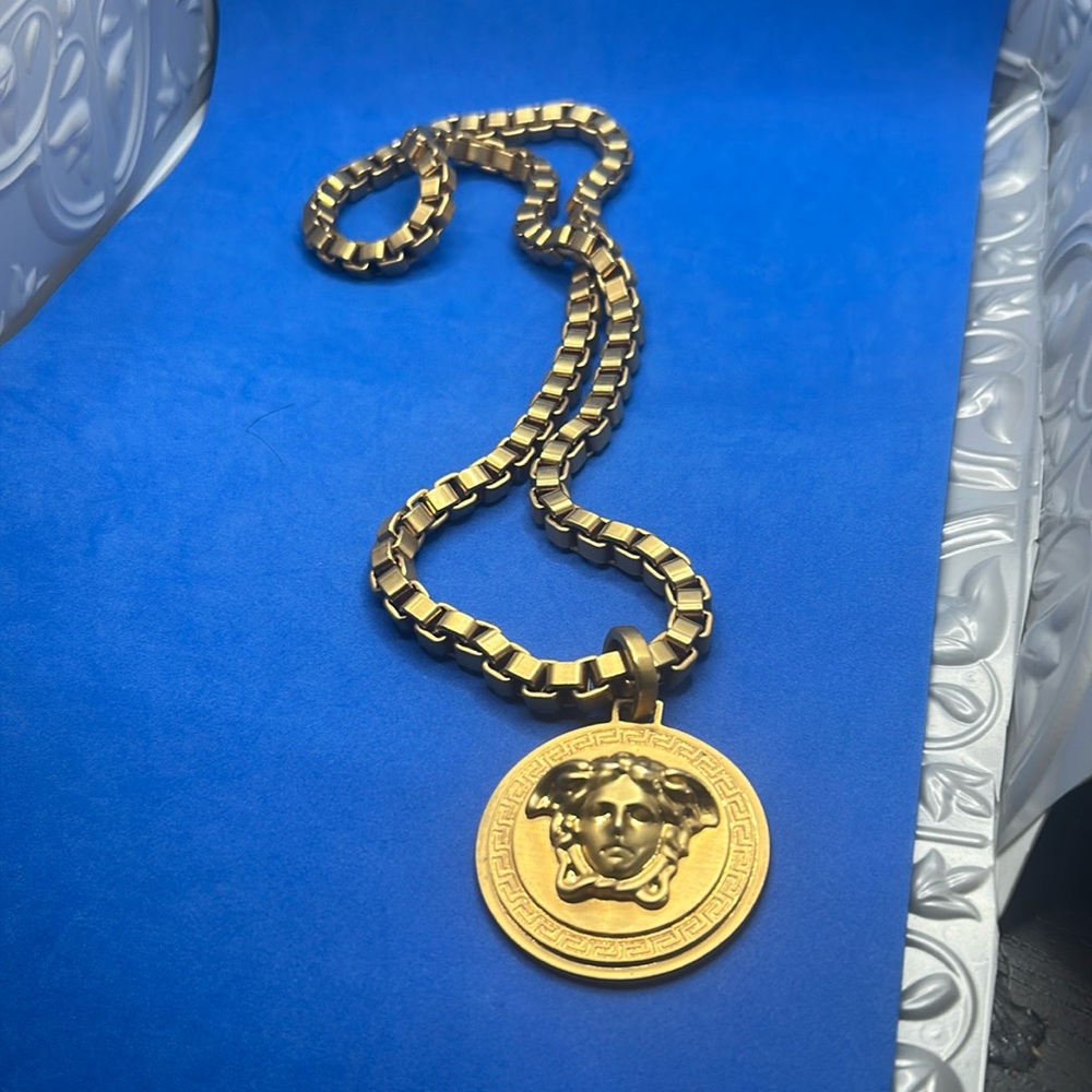 Versace 18k‎ gold plated Medusa chain necklace with no box or tags